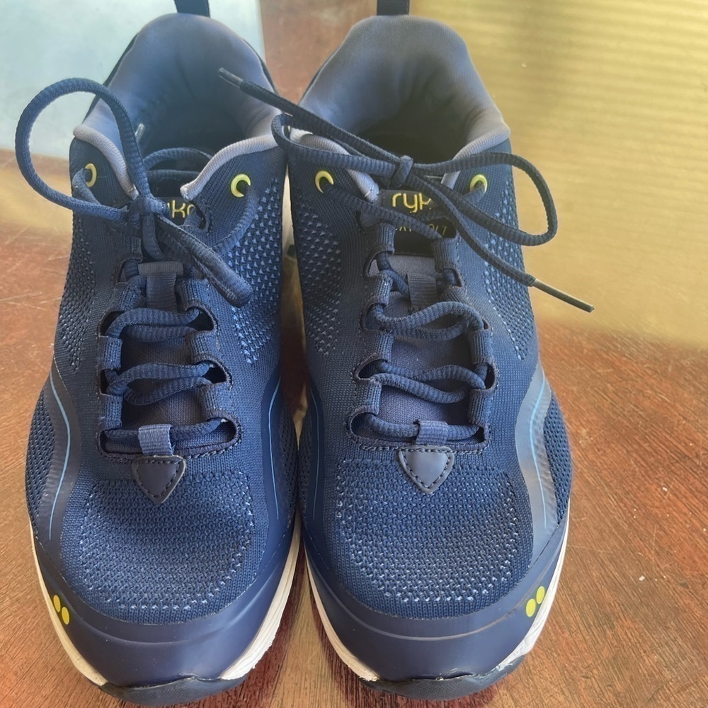 Sz 8 Ryka tennis shoe. - Picture 5 of 8